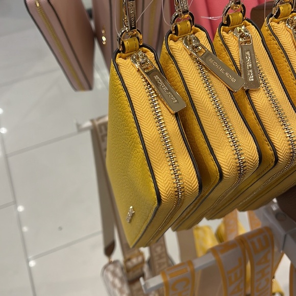 Michael Kors Jet Set Travel Large Travel CONTINENTAL 
BUTTER - Picture 6 of 16